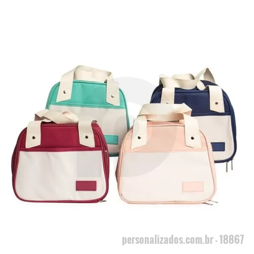 Bolsa térmica personalizada - Leve lanches, petiscos ou refeições para passeios, ou trabalho com a nossa bolsa térmica de 5 litros. Com espaço para diversas delícias, ela é perfeita para manter a qualidade dos alimentos. Resistente à água, produzida em nylon, suas alças são em couro sintético, que oferece um toque de charme à bolsa. Além disso, conta com um bolso frontal para guardanapos, talheres ou o que desejar, e ainda oferece espaço para personalização.