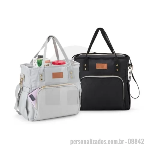 Bolsa térmica personalizada - Bolsa Térmica 16 Litros  Descrição: Que tal uma bolsa térmica eficiente para passeios, faculdade ou trabalho? Nossa bolsa térmica de 16 litros é a escolha perfeita! Feita com tecido Oxford, ela possui dois compartimentos, incluindo um frontal, além de bolsos laterais com elástico para manter tudo organizado. O compartimento principal possui revestimento térmico soldado antivazamento, garantindo a temperatura ideal dos alimentos e bebidas, sem risco de vazamentos de líquidos. É uma bolsa térmica versátil e prática, vem com alça de mão, transversal regulável e etiqueta em couro sintético pronta para personalização.  Altura :  30 cm  Largura :  30 cm  Profundidade :  18,5 cm  Medidas aproximadas para gravação (CxL):  2 cm x 5 cm