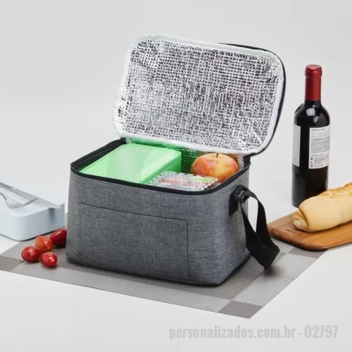 Bolsa térmica personalizada - Bolsa térmica 6 litros de poliéster. Contém bolso frontal com zíper e alça transversal regulável em nylon (não removível).  Altura :  15 cm  Largura :  26 cm  Profundidade :  17 cm