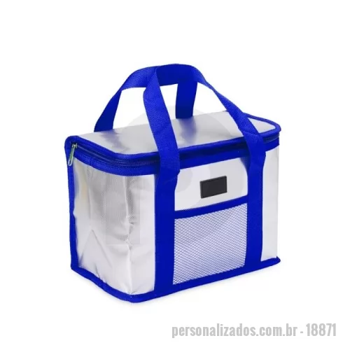 Bolsa térmica personalizada - Essa bolsa térmica é o acessório ideal para quem busca praticidade e versatilidade. Feita com materiais de isolamento térmico de alta qualidade, mantém os alimentos frescos e na temperatura certa por muito mais tempo. Seja para viagens, trabalho, escola ou atividades ao ar livre, ela garante que os lanches e refeições estejam sempre bem conservados. Com um design compacto, leve e fácil de transportar, sua parte interna é espaçosa e acomoda diferentes tipos de alimentos de forma organizada. Além disso, conta com um bolso telado externo, perfeito para itens menores e de fácil acesso.  Altura :  21 cm  Largura :  28,3 cm  Profundidade :  16 cm