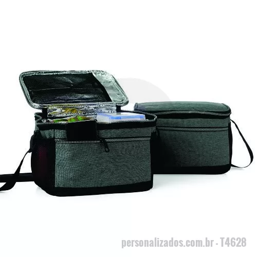 Bolsa térmica personalizada - Bolsa térmica de nylon 10 litros com dois compartimentos, sendo o principal com revestimento térmico e bolso telado para utensílios. Possui bolsos laterais em malha e alça transversal com apoio para ombro. Gravação em 1 cor já inclusa.