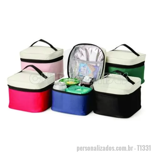 Bolsa térmica personalizada - Bolsa térmica de nylon 4 litros. Possui bolso telado e acompanha plaquinha metálica.  Altura :  14 cm Largura :  19 cm Profundidade :  17,5 cm Peso aproximado (g):  128.