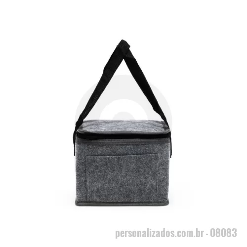Bolsa térmica personalizada - Compacta e de fácil transporte. Feita em feltro, capacidade de 5,3L, com revestimento térmico interno e bolso extra na parte frontal, esta bolsa une praticidade e qualidade na hora de refrigerar cada produto e manter a temperatura dos alimentos ideais para o consumo.