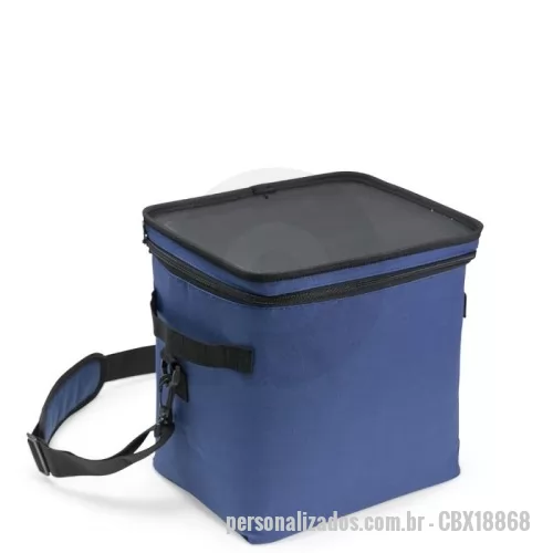 Bolsa térmica personalizada - Bolsa térmica Personalizada - CBX18868 - Bolsa Térmica 7L com Alça Ajustável e Detalhes em Couro Sintético Leve suas refeições com elegância, conforto e praticidade! Com capacidade de 7 litros, esta bolsa térmica funcional é perfeita para manter seus alimentos e bebidas frescos por mais tempo, seja no trabalho, em passeios ou na rotina diária.  Produzida em nylon resistente, a peça se destaca pelos detalhes em couro sintético, que adicionam um toque de sofisticação ao design. A alça de ombro ajustável proporciona maior conforto no transporte, enquanto o bolso frontal com zíper oferece espaço extra para talheres, guardanapos, chaves ou pequenos objetos essenciais.  Outro diferencial é o espaço para personalização exclusiva, tornando a bolsa uma excelente escolha para brindes corporativos, kits promocionais ou uso pessoal com identidade visual única.  ???? Especificações Técnicas Altura: 21,5 cm  Largura: 21 cm  Profundidade: 17,5 cm  Capacidade: 7 litros - 175892 - Bolsa térmica