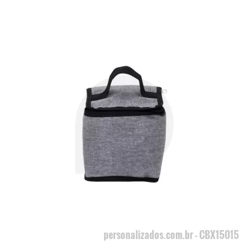 Bolsa térmica personalizada - Bolsa térmica Personalizada - CBX15015 - Bolsa Térmica 4?L em Poliéster com Alça de Mão em Nylon  Compacta e resistente, esta bolsa térmica de 4?litros é ideal para transportar refeições, lanches e bebidas com praticidade. Confeccionada em poliéster de alta durabilidade, possui reforço interno em polietileno atóxico que garante a conservação segura dos alimentos. A alça de mão em nylon oferece conforto no transporte, tornando-a perfeita para o dia a dia, trabalho ou passeios curtos.  Capacidade: 4?L  Dimensões: 17?cm (A) × 17?cm (L) × 14?cm (P)  Área para gravação: 11,5?cm × 12?cm  Peso aproximado: 104?g - 175993 - Bolsa térmica