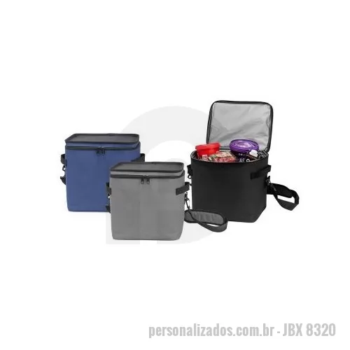 Bolsa térmica personalizada - Com capacidade de 15 litros, esta bolsa térmica é confeccionada em poliéster resistente à água e possui revestimento interno em PEVA atóxico e soldado, que evita vazamentos e garante segurança no armazenamento de alimentos. Sua tampa rígida funciona também como bandeja, tornando o uso ainda mais funcional, ideal para refeições em ambientes externos. Conta com alças laterais para transporte manual e alça transversal removível com ajuste e suporte de apoio, proporcionando mais conforto no transporte. 29x23x26 cm