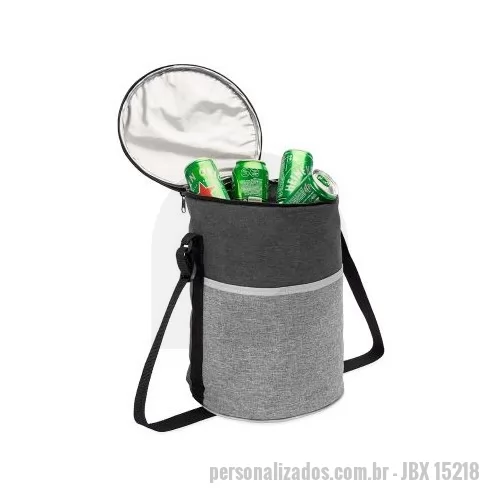Bolsa térmica personalizada - Bolsa Térmica de 16 litros. Produzida em poliéster e com revestimento térmico em PEVA atóxico, ela conta com uma estrutura soldada antivazamento, garantindo praticidade e segurança. Perfeita para festas, eventos e momentos de lazer, ela ainda traz um bolso frontal para acomodar guardanapos, talheres e outros itens essenciais. Para mais conforto no transporte, a alça é ajustável, se adaptando à sua necessidade. Uma aliada indispensável para quem ama tudo fresquinho e conservado. 34,5x26x26,5 cm