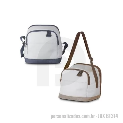Bolsa térmica personalizada - Bolsa térmica em tecido poliéster 600D na tonalidade cinza claro com bolso frontal , argola plástica para chave  e dois acessos ao compartimento interno. Possui alça de transporte com regulagem e parte interna soldada para melhor conservação térmica.