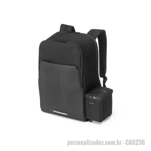 Bolsa térmica personalizada - Mochila 2 em 1 com bolsa térmica que permite a sua utilização em conjunto ou separado. Mochila em poliéster reciclado (rPET) 900D com bolso e fundo em poliéster reciclado (rPET) 600D de alta densidade com revestimento resistente à água. A mochila é totalmente almofadada e tem interior forrado em poliéster reciclado (rPET) 210D. Possui 2 compartimentos principais: um compartimento traseiro almofadado para notebook até 17.3” e um compartimento frontal espaçoso com divisória,amovível, que permite arrumar a sua bolsa térmica no fundo (inclusa). Bolso frontal com zíper e detalhe refletor. Bolso lateral ideal para transportar sua squeeze e parte posterior com acolchoamento extra e alça para trolley. Capacidade até 20 L. Bolsa térmica almofadada em poliéster reciclado (rPET) 900D com isolamento em PEVA. Capacidade até 4.5 L. Mochila: 300 x 460 x 160 mm | Bolsa térmica: 240 x 150 x 140 mm