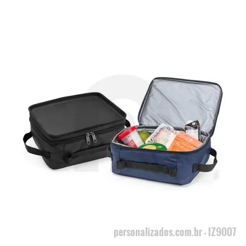 Bolsa térmica personalizada - Carregue alimentos e bebidas em uma temperatura agradável e fresca por mais tempo com esta bolsa térmica compacta. Com capacidade de até 5 litros, feita em poliéster resistente à água e revestimento interno em PEVA atóxico, ela tem tudo o que é preci