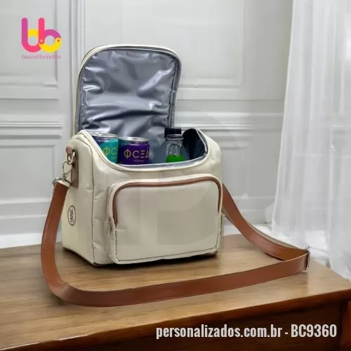 Bolsa térmica personalizada - ESPECIFICAÇÕES ALTURA DA BOLSA: 18CM COMPRIMENTO: 24CM LARGURA: 13CM *TECIDO DA BOLSA: NYLON 70 DETALHES: VIVO EM COURO SINTÉTICO FORRO: PLÁSTICO TÉRMICO COR CINZA  ESTRUTURA: ESPUMA