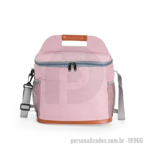 Bolsa térmica personalizada - Bolsa térmica confeccionada em Oxford impermeável, com detalhes em couro sintético, fechamento em zíper e capacidade de até 11 litros. Possui revestimento interno em PEVA, que proporciona a conservação de temperatura de alimentos e bebidas por mais tempo. Conta com bolso frontal aberto, dois laterais em tela de nylon com elástico, alça de mão, alça transversal ajustável e abridor de garrafas em inox fixado em uma das laterais.