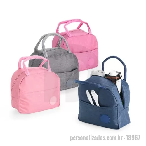 Bolsa térmica personalizada - Bolsa térmica o confeccionada em poliéster impermeável e capacidade de até 4 litros. Apresenta revestimento interno em folha de alumínio, o que oferece mais tempo de conservação de temperatura para alimentos e bebidas. Conta também com bolso frontal com plaquinha fixa em plástico e par de alças em nylon para transporte.