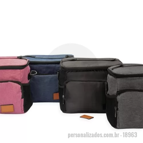 Bolsa térmica personalizada - Bolsa térmica confeccionada em Oxford resistente à água, fechamento em zíper, alça de nylon na tampa e capacidade de até 8 litros. Possui revestimento térmico em PEVA atóxico, além de compartimento frontal com plaquinha de couro sintético fixada por velcro e dois bolsos laterais em tela de tecido respirável com elástico. Acompanha alça transversal removível e ajustável.