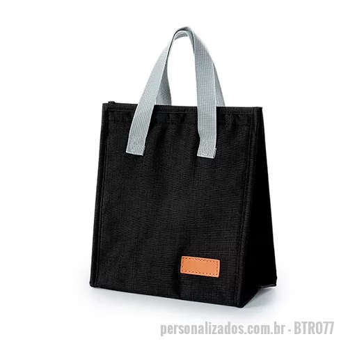Bolsa térmica personalizada - bolsa térmica com alça de mão personalizada, sua empresa será sempre lembrada em momentos de lazer de seus clientes e colaboradores. Bolsa térmica personalizada é ideal para manter a temperatura de seus alimentos ou bebidas. Prática para levar ao parque, praia ou viagens. A Bolsa Térmica é produzida em oxford, possui alça de mão, com fechamento em velcro. Ótimo presente que divulgará a marca da sua empresa por muito tempo.