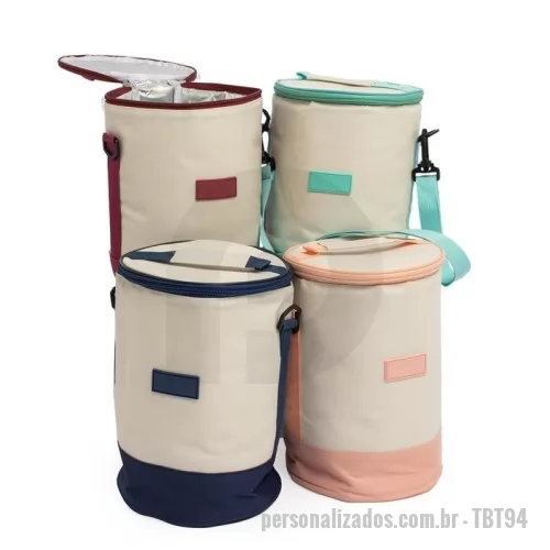 Bolsa térmica personalizada - A bolsa térmica é feita em tecido oxford, seu formato cilindrico permite mais espaço interno, que contém revestimento térmico em folhas de alumínio, ainda possui alça de ombro removível e ajustável.
