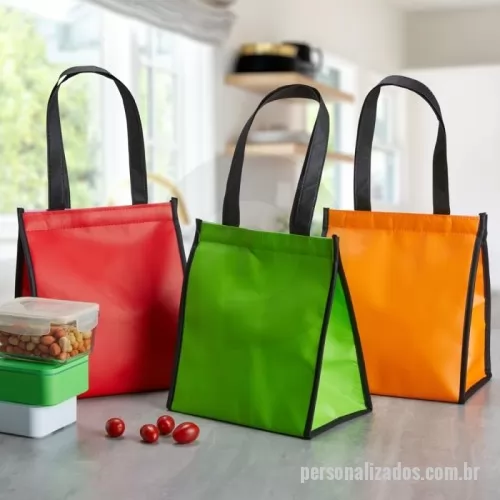 Bolsa térmica personalizada - Descrição: Bolsa térmica feita em TNT impermeável com capacidade máxima de 12 litros. Possui revestimento interno em manta de alumínio, que mantém a temperatura de alimentos e bebidas por mais tempo.  Altura :  28 cm Largura :  24,5 cm Profundidade :  16 cm Medidas aproximadas para gravação (CxL):  24 cm 