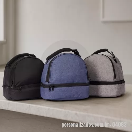 Bolsa térmica personalizada - Descrição: Bolsa térmica dupla feita em poliéster 300D resistente à água, com capacidade total de 8 litros divididos em dois compartimentos revestidos internamente em PEVA: o superior comporta até 5 litros e o inferior, até 3 litros. Possui alça superior com engate em plástico.  Altura :  25 cm  Largura :  21,5 cm  Profundidade :  17 cm