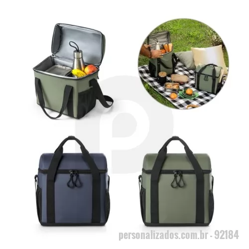 Bolsa térmica personalizada - Bolsa térmica almofadada ripstop em poliéster reciclado 600D. Composta por um compartimento principal espaçoso com fecho duplo e dois bolsos laterais em tela mesh para pequenos objetos. O interior forrado em PEVA garante um bom isolamento térmico permitindo a conservação do frio por mais tempo e a sua higienização. A robustez dos materiais que o compõe conferem-lhe uma grande resistência e durabilidade, pensado para as necessidades do cotidiano. Capacidade até 11 L. Certificação EU Food Grade. 260 x 290 x 160 mm
