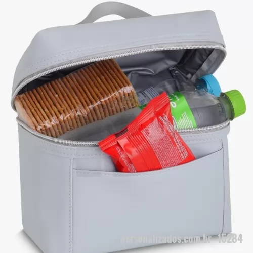 Bolsa térmica personalizada - Bolsa térmica Personalizada - 15284 - Bolsa térmica confeccionada em PU com capacidade de até 4 litros e fechamento em zíper. Possui revestimento interno térmico em que ajuda a manter a temperatura de alimentos e bebidas conservada por mais tempo. Apresenta bolso frontal e alça de mão para transporte. - 179159 - Bolsa térmica