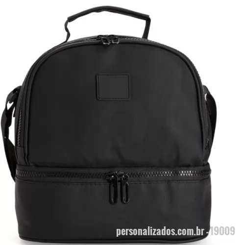 Bolsa térmica personalizada - Bolsa térmica Personalizada - 19009 -  Bolsa térmica confeccionada em poliéster mesclado com PVC impermeável, fechamento em zíper e capacidade de até 7 litros na soma de seus dois compartimentos térmicos individuais revestidos em PEVA atóxico. Conta com placa emborrachada para personalização, uma alça de mão e alça transversal - 179161 - Bolsa térmica