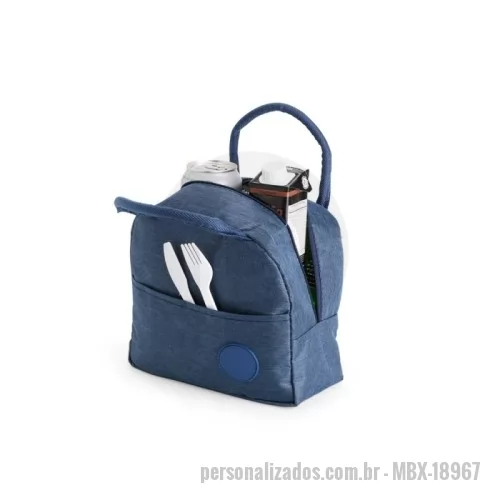 Bolsa térmica personalizada - Bolsa térmica o confeccionada em poliéster impermeável e capacidade de até 5 litros. Apresenta revestimento interno em folha de alumínio, o que oferece mais tempo de conservação de temperatura para alimentos e bebidas. Conta também com bolso frontal com plaquinha fixa em plástico e par de alças em nylon para transporte.  Altura :  19 cm  Largura :  21,5 cm  Profundidade :  11,5 cm