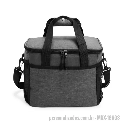 Bolsa térmica personalizada -  Bolsa térmica de nylon 14 litros com bolso frontal e bolsos laterais em malha. Compartimento principal com revestimento térmico soldado antivazamento e alças de mãos com suporte de juntura. Acompanha alça transversal.