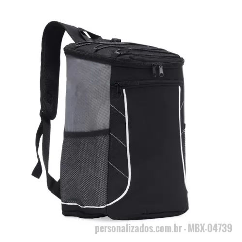 Bolsa térmica personalizada - Bolsa térmica de poliéster com dois compartimentos, capacidade de 19 litros. A bolsa possui revestimento térmico em PEVA atóxico com costura soldada antivazamento, bolsos laterais telados, alça de mão e alça para as costas com revestimento espumado.