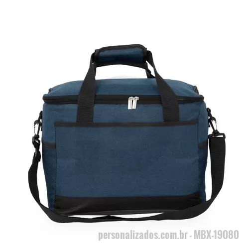 Bolsa térmica personalizada - Bolsa térmica confeccionada em Oxford 600D impermeável com camada interna acolchoada, fechamento em zíper e capacidade máxima de 25 litros. Possui revestimento térmico em PEVA antivazamento, além de duas alças fixas em nylon com suporte de juntura e três bolsos externos, incluindo dois em malha. Acompanha alça transversal ajustável.