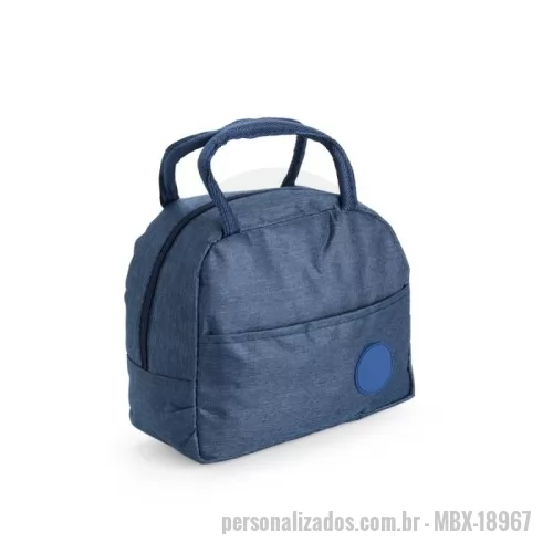 Bolsa térmica personalizada - Bolsa térmica o confeccionada em poliéster impermeável e capacidade de até 5 litros. Apresenta revestimento interno em folha de alumínio, o que oferece mais tempo de conservação de temperatura para alimentos e bebidas. Conta também com bolso frontal com plaquinha fixa em plástico e par de alças em nylon para transporte.
