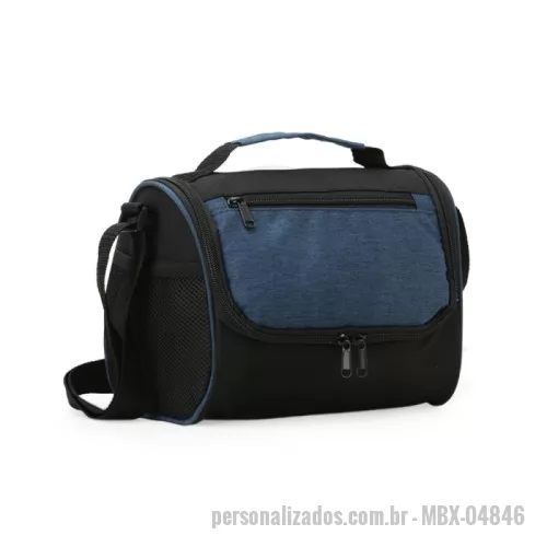Bolsa térmica personalizada - Bolsa térmica de poliéster com dois compartimentos, capacidade de 7 litros. A bolsa possui revestimento térmico em PEVA atóxico, alça de mão, bolsos laterais telados e alça transversal.