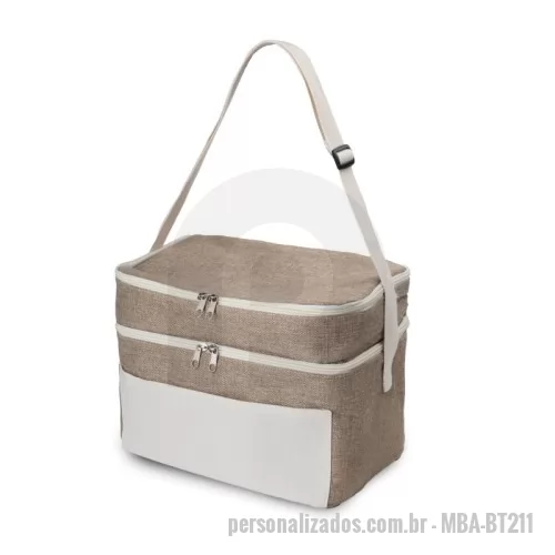 Bolsa térmica personalizada - Bolsa térmica em Juta sintética e bolso em algodão. Interior costurado revestido em PEVA (Polietileno vinil acetato, alternativa ecológica ao PVC), alça de ombro ajustável e capacidade de até 14L. Possui dois compartimentos térmicos com sistema de fechamento por meio de zíper.