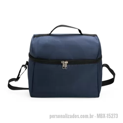 Bolsa térmica personalizada - Bolsa térmica em poliéster resistente à água com fechamento em zíper e capacidade de até 14 litros. Possui revestimento interno em PVC laminado prata verniz, o que ajuda a conservar a temperatura de alimentos e bebidas por mais tempo. Conta também com duas alças para mãos e uma transversal ajustável.