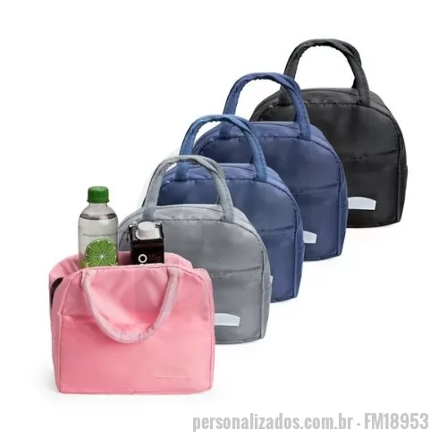 Bolsa térmica personalizada - Descrição: Bolsa térmica leve confeccionada em Oxford impermeável e capacidade máxima de 5 litros. Possui revestimento interno em folha de alumínio, o que oferece a conservação da temperatura de alimentos e bebidas por mais tempo. Conta também com bolso frontal com plaquinha fixa em plástico e par de alças em nylon para transporte.  Altura :  19 cm  Largura :  21 cm  Profundidade :  11,5 cm  Medidas aproximadas para gravação (CxL):  1 cm x 4 cm  Peso aproximado (g):  44