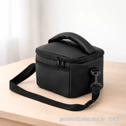 Bolsa térmica personalizada - Bolsa térmica Personalizada - 15430 - Bolsa térmica em tecido emborrachado impermeável com fechamento em zíper com capacidade para até 5 litros. Conta com revestimento térmico interno em espuma PAC e revestimento de folha de PVC antivazamento, além de bolso em malha costurado na parte interna da tampa. Possui ainda bolso frontal e alça de mão com revestimento em espuma. Acompanha alça transversal ajustável.  Altura: 14 cm Largura: 20,5 cm Comprimento: Alça 75 cm Medidas aproximadas para gravação(CxL): 8 cm x 16 cm Peso aproximado(g): 329 - 179856 - Bolsa térmica