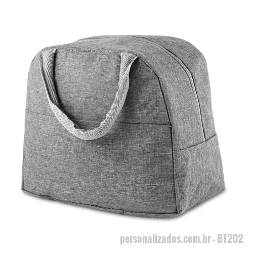 Bolsa térmica personalizada - Bolsa térmica costurada, confeccionada em poliéster 300D na parte externa e manta térmica no interior. Modelo sem solda, com bolso frontal e capacidade para 5 litros.Peso do Produto: 0,089kg Dimensão do Produto: 20x24x11cm Embalagem: Plástica