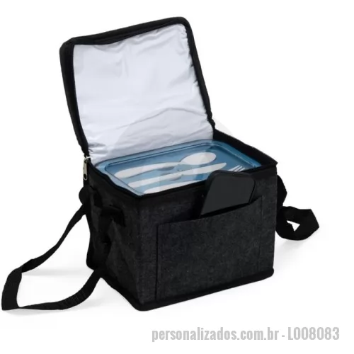 Bolsa térmica personalizada - Compacta e de fácil transporte. Feita em feltro, capacidade de 6 litros, com revestimento térmico em PEVA atóxico e bolso extra na parte frontal, esta bolsa une praticidade e qualidade na hora de refrigerar cada produto e manter a temperatura dos alimentos ideais para o consumo.  Altura :  13 cm  Largura :  18,5 cm  Profundidade :  13,5 cm  Comprimento :  Alça: 27 cm