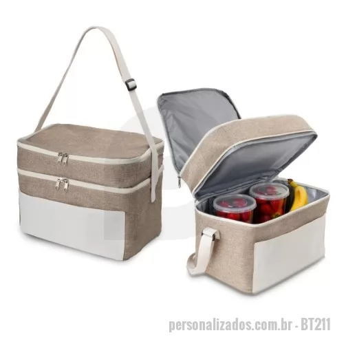 Bolsa térmica personalizada - Bolsa térmica em Juta sintética e bolso em algodão. Interior costurado revestido em PEVA (Polietileno vinil acetato, alternativa ecológica ao PVC), alça de ombro ajustável e capacidade de até 14L. Possui dois compartimentos térmicos com sistema de fechamento por meio de zíper. Dimensão do Produto: 24x30x20cm