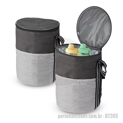 Bolsa térmica personalizada - Bolsa térmica com capacidade de 26 litros. Fabricada em tecido nylon mescla 300D, possui bolso frontal e alça de ombro regulável. Parte interna soldada que pode reter liquidos. Dimensão Produto: 39xø26cm (AxLxP)
