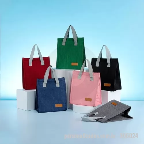 Bolsa térmica personalizada - 	Bolsa térmica oxford com capacidade de 5 litros com fechamento em velcro. Contém alças de mãos e plaquinha personalizável fixa.
