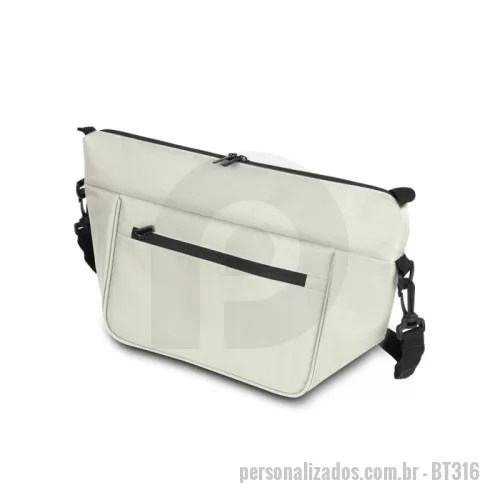 Bolsa térmica personalizada - Bolsa térmica (cooler) com alça para fixação em bicicleta, confeccionada em poliéster 600D com revestimento interno soldado. Verificar cores disponíveis. Acesse royalgift.com.br