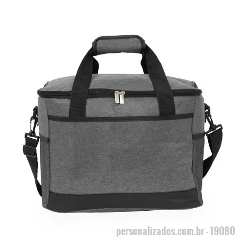 Bolsa térmica personalizada - Bolsa térmica confeccionada em Oxford 600D impermeável com camada interna acolchoada, fechamento em zíper e capacidade máxima de 25 litros. Possui revestimento térmico em PEVA antivazamento, além de duas alças fixas em nylon com suporte de juntura e três bolsos externos, incluindo dois em malha. Acompanha alça transversal ajustável. Verificar cores disponíveis. Acesse royalgift.com.br