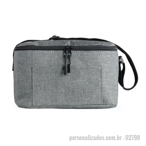 Bolsa térmica personalizada - Bolsa térmica 10 litros de poliéster. Contém bolso frontal com zíper e alça transversal regulável em nylon. Verificar cores disponíveis. Acesse royalgift.com.br
