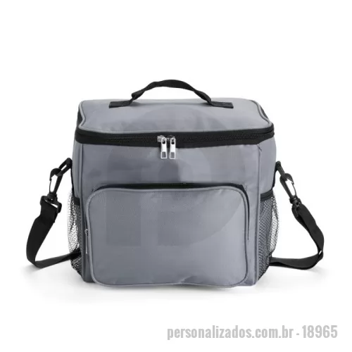 Bolsa térmica personalizada - Bolsa térmica em Oxford resistente à água e com capacidade de até 11 litros. Seu revestimento interno em alumínio permite a conservação de temperatura de alimentos e bebidas por mais tempo. Possui também um bolso frontal e mais um par de bolsos laterais em tela de nylon, além de uma alça fixa na tampa e outra transversal. Verificar cores disponíveis. Acesse royalgift.com.br