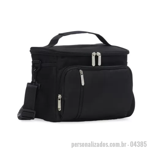 Bolsa térmica personalizada - Bolsa térmica de poliéster com três compartimentos, capacidade de 9 litros. A bolsa possui revestimento térmico em PEVA atóxico com costura soldada (não vaza), alça de mão, bolsos laterais telados e acompanha alça transversal. Verificar cores disponíveis. Acesse royalgift.com.br