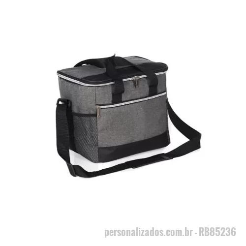 Bolsa térmica personalizada - FICHA TÉCNICA – BOLSAS TÉCNICAS  Descrição do Produto  Bolsa técnica desenvolvida para uso profissional, promocional ou corporativo, com estrutura reforçada e compartimentos funcionais. Ideal para transporte de materiais, equipamentos leves, brindes corporativos e kits personalizados. Especificações Técnicas Produto: Bolsa técnica personalizada Material externo: Nylon 600, Oxford, lona ou poliéster de alta resistência Material interno: Forro em nylon ou poliéster leve (opcional acolchoado) Estrutura: Semi-rígida ou reforçada com manta interna (EVA ou espuma) Fechamento: Zíper de nylon ou metal reforçado Alças: De mão reforçada Alça transversal ajustável (opcional) Acabamento: Costura reforçada e reforço em pontos de tensão. Medidas (padrão) Pequena: 25 x 15 x 12 cm Média: 35 x 20 x 18 cm Grande: 45 x 25 x 22 cm (Medidas podem ser totalmente personalizadas conforme projeto do cliente). Personalização Silk screen (serigrafia) Transfer digital Bordado Sublimaçã.