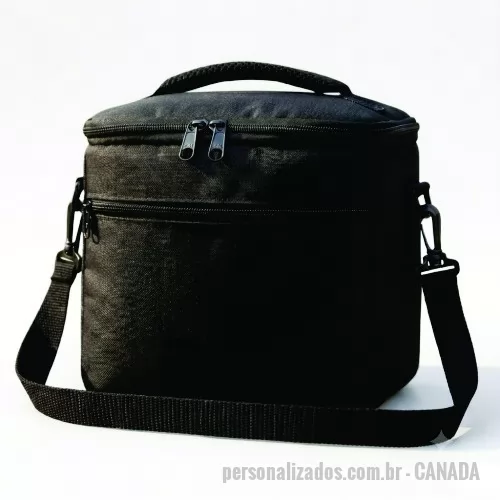 Bolsa térmica personalizada - Bolsa cooler portátil de 7 litros para refeições saudáveis, ideal para marmitas, frutas e lanches no trabalho, academia ou passeios. Disponível em qualquer cor de sua escolha para combinar perfeitamente com seu estilo ou identidade visual. Oferece isolamento térmico de alta performance, mantendo o conteúdo quente por até 6 horas ou gelado por até 10 horas com uso de gelo. Fabricada com acabamento resistente, costuras reforçadas e design moderno, pesa apenas 250g vazia. O forro interno em PVC é 100% impermeável, evita vazamentos e não absorve odores, sendo muito fácil de limpar com um pano úmido. Conta com bolso frontal selado para talheres ou celular, bolso traseiro funcional e alça ergonômica regulável e removível com até 1,5 metros de comprimento. Suas dimensões internas aproximadas são de 22x22x14 cm, comportando muito bem até 4 marmitas médias e garrafa grande. Praticidade completa, leveza e eficiência garantidas para a sua rotina diária.