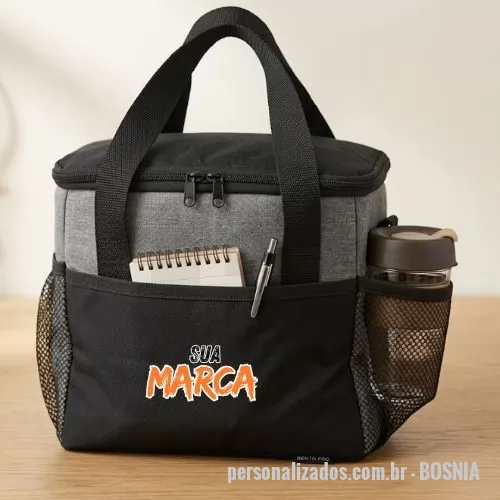 Bolsa térmica personalizada - A Bolsa Cooler Marmiteira Caixa Grande Gelo Lancheira MBZA é a escolha ideal para quem busca praticidade e eficiência em suas atividades ao ar livre. Com capacidade para até 15 latas e 8 garrafas, este modelo de 11 litros é perfeito para piqueniques, passeios de fim de semana ou até mesmo para o dia a dia no trabalho.  Fabricada em poliéster resistente, a bolsa possui um design funcional que inclui alças confortáveis e porta-copos, facilitando o transporte e o acesso às suas bebidas. Suas dimensões de 26 cm de comprimento, 18 cm de largura e 25 cm de altura garantem um espaço otimizado, enquanto o peso leve de 0,37 kg torna-a fácil de carregar.  Além disso, a Bolsa Cooler é dobrável, permitindo que você a guarde com facilidade quando não estiver em uso. Com bolsos adicionais, você pode organizar seus itens pessoais, tornando-a uma opção versátil e prática para qualquer ocasião.