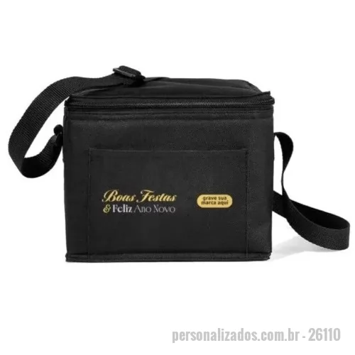 Bolsa térmica personalizada - Praticidade no cotidiano também é forma de reconhecimento. A Bolsa Térmica para Colaboradores oferece funcionalidade e conforto, garantindo que refeições ou bebidas fiquem conservadas por mais tempo — até 10 horas para alimentos frios e 3 horas para quentes. Possui alça ajustável, bolso frontal e fechamento em zíper. O design é discreto e versátil, ideal para acompanhar o colaborador em deslocamentos diários, eventos e até momentos de lazer. Um brinde corporativo que valoriza quem recebe e reforça o cuidado da sua marca em cada detalhe.