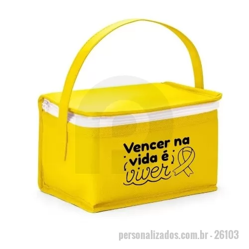 Bolsa térmica personalizada - Sua marca sempre presente, mesmo na hora do almoço. A bolsa térmica personalizada Izmir é mais do que um brinde: é uma ferramenta poderosa para fortalecer o relacionamento com seus colaboradores e clientes. Com design moderno e capacidade para até 3L, ela é perfeita para manter alimentos e bebidas na temperatura ideal. Produzida com material de alta qualidade e certificação EU Food Grade, garantindo segurança e durabilidade. Personalize com sua logo e mensagem e veja sua marca ganhar vida a cada uso!